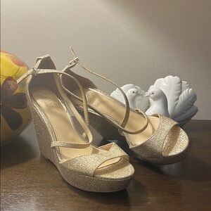 JEWEL by Badgley Mischka Gold Glitter Platform Wedges 7.5M